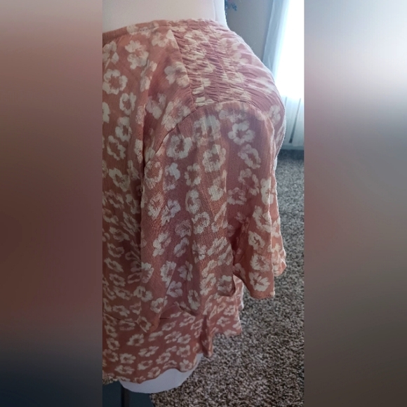 Hem & Thread Floral Ruched Front Top S Blush - Picture 6 of 11